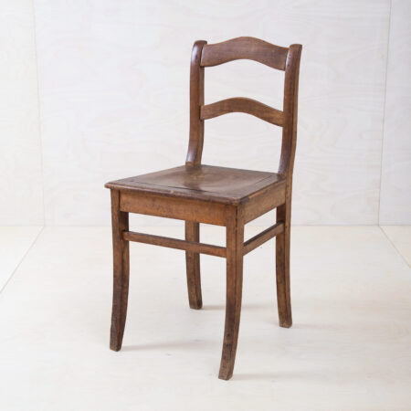 Tavern Chair Higueras | Authentic vintage pub chair for weddings, events and other large-scale events. This wooden chair comes in a great brown tone.

You want to create a stylish mismatching design? Then have a look around, we rent out large numbers of brown and white vintage wooden chairs. | gotvintage Rental & Event Design