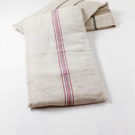 Pillow Andres | Pillow Andres is a rustic, square pillow in different colors. Comfortably draped on a chair or a wooden bench, pillow Andres decorates the event. Alternatively, you can rent Andres for a children's birthday party or a summer park picnic and simply use it on the floor. Relaxed, long lingering is guaranteed with this pillow in any case. | gotvintage Rental & Event Design